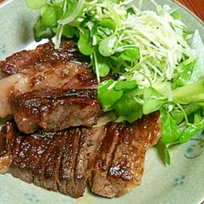 牛肉ステーキにカイワレサラダをのせて